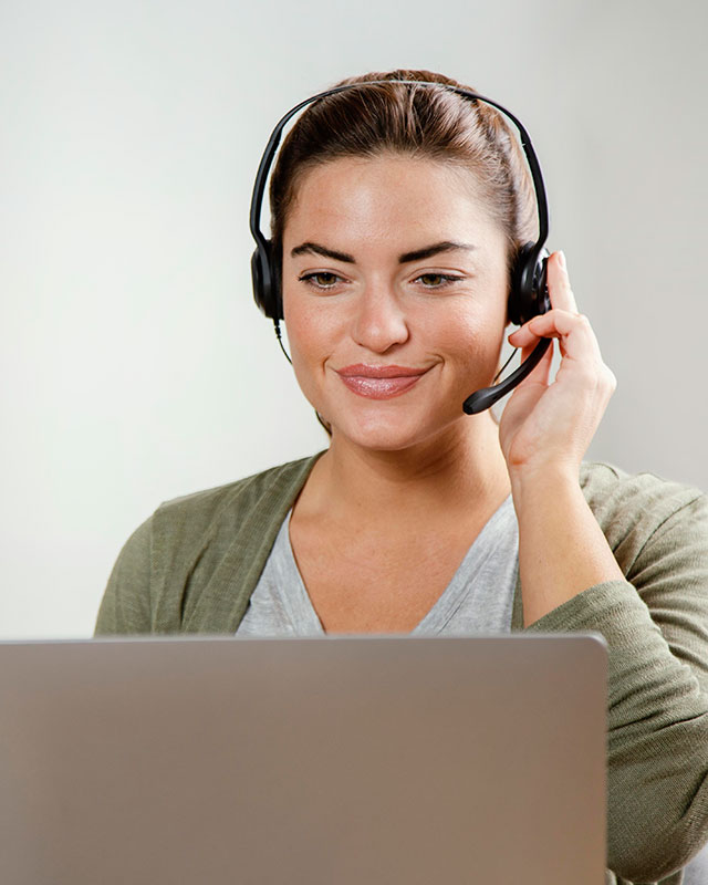 Funcionária com o headset
