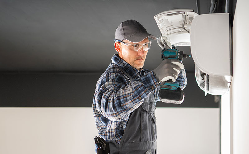 Profissional instalando um ar condicionado